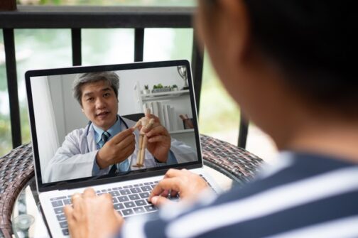 medico-asiatico-ayuda-aliviar-estres-proporciona-conocimientos-comprension-sobre-sindrome-consultorio-pacientes-traves-internet_41689-1507